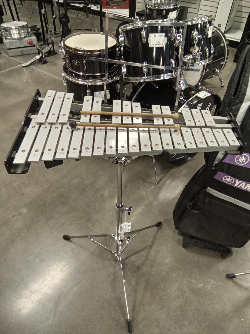 YAMAHA PERCUSSION KIT XYLOPHONE, SNARE, 2 STANDS ROLLER RACK W/BAGS