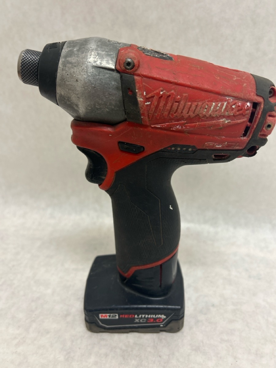 MILWAUKEE 245320 IMPACT 1/4" HEX W/3.0 BATTERY Good Capital Pawn