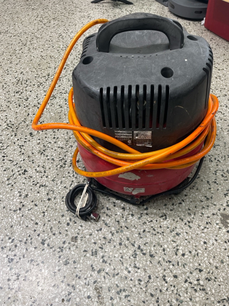 CENTRAL PNEUMATIC 6 GALLON AIR COMPRESSOR (ae) Good Sharp Assets LLC