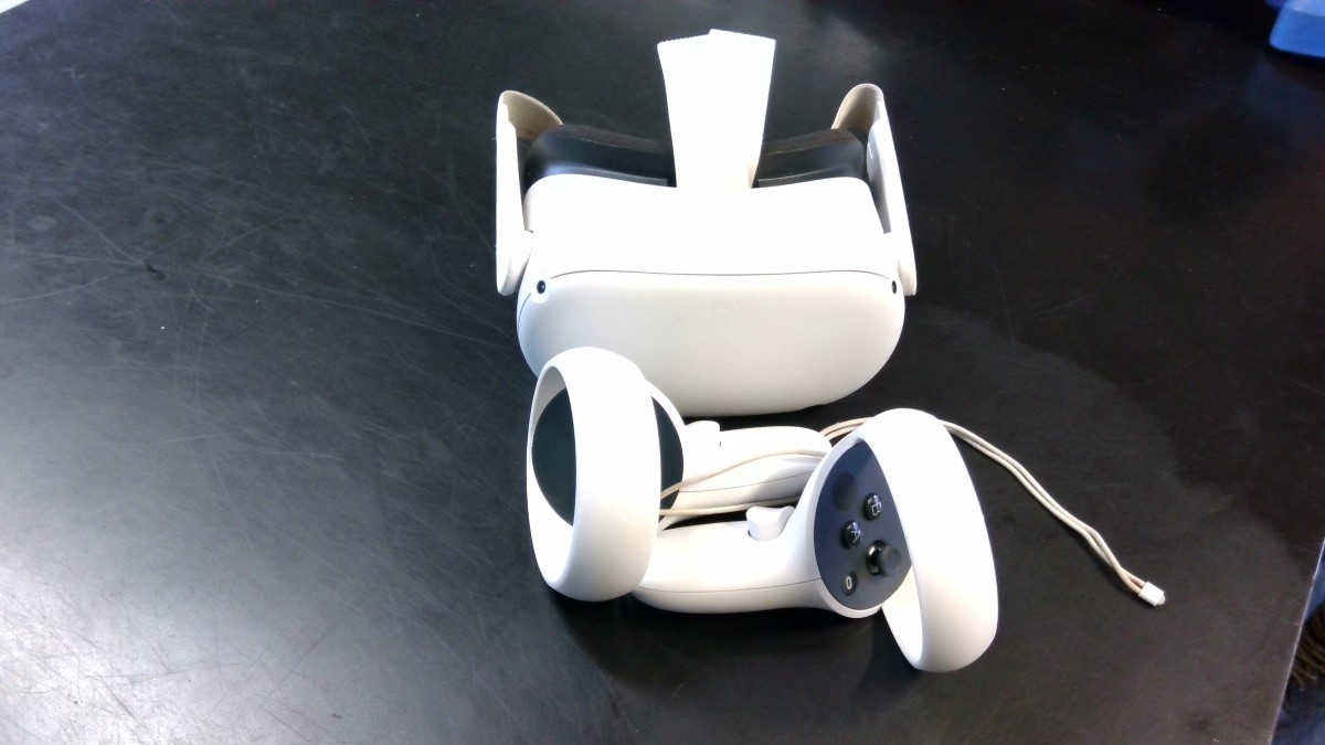 OCULUS META QUEST 2 W/PAD USED Like New | Buya