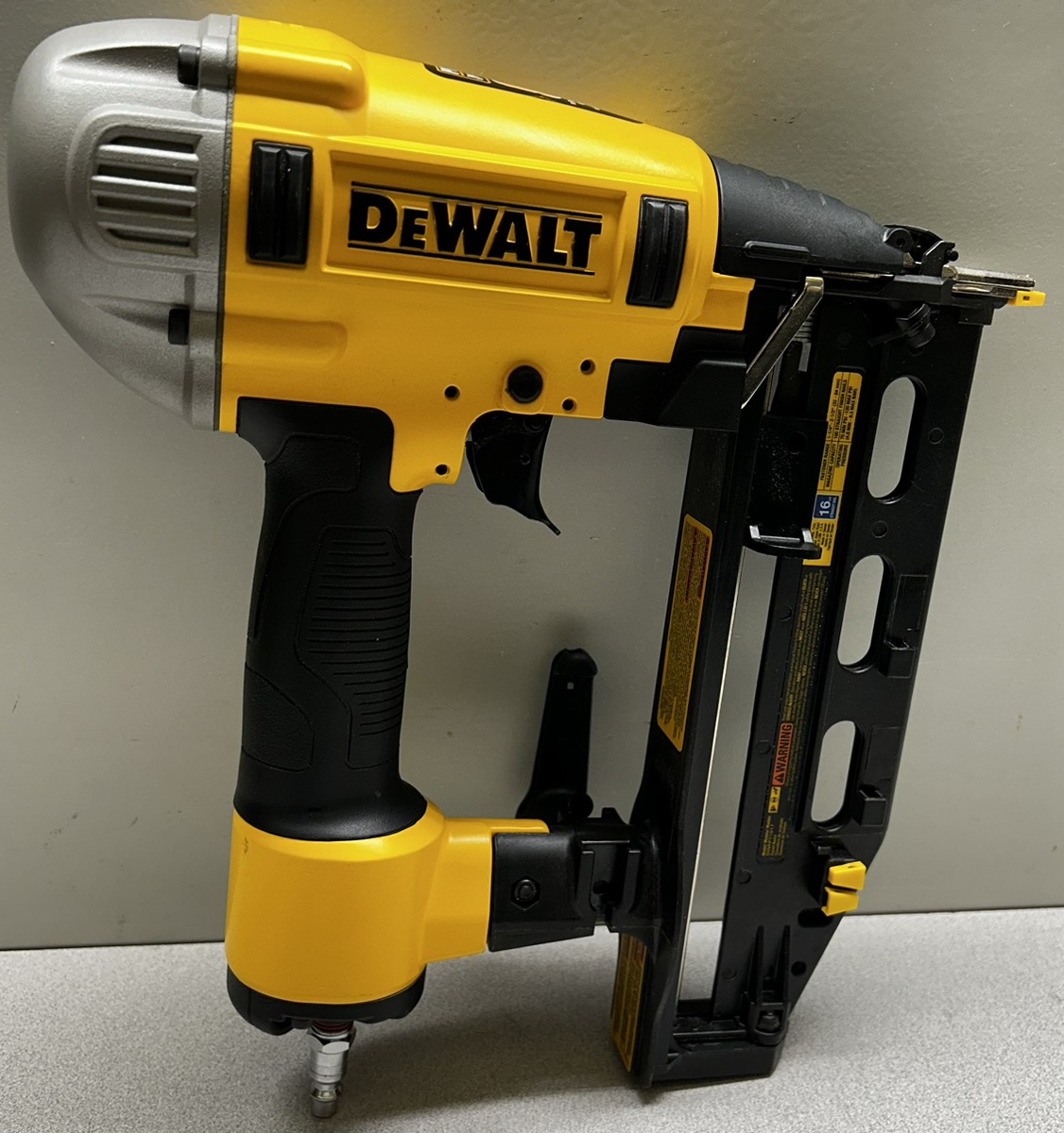 DEWALT DWFP71917 Pneumatic 16Gauge 21/2 in. Nailer Good Capitol