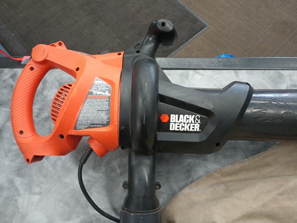 BLACK & DECKER LEAF HOG LEAF BLOWER BV4000 Acceptable Axel