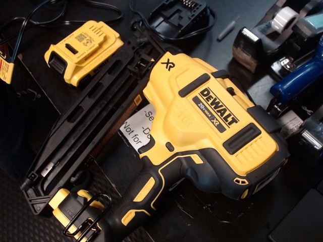 DeWalt 20V DCN660 Nailer with Battery & Charger