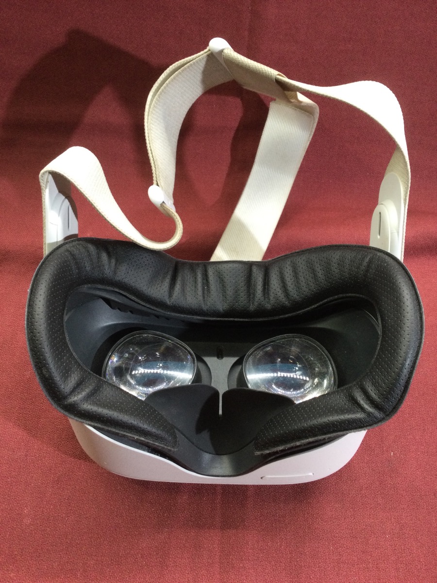 Oculus Quest 2 Headset photo 2