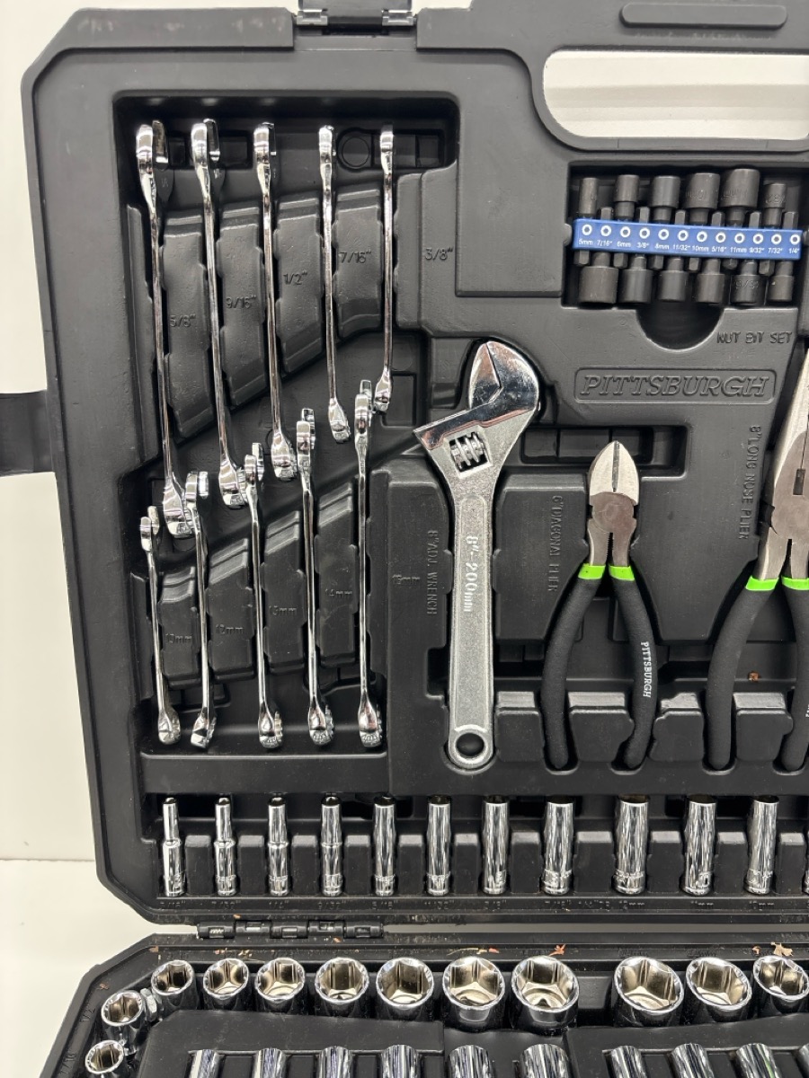 PITTSBURGH HAND TOOLS, JACKS, & MORE 200 TOOL PIECE SET