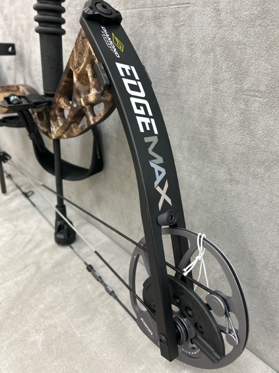 DIAMOND EDGE MAX COMPOUND BOW, DW 70LBS RH, NO CASE Like New | Capital ...